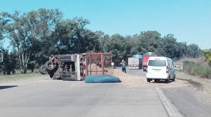 Un Cami N Despist Y Volc Su Acoplado En Plena Autov A El Heraldo