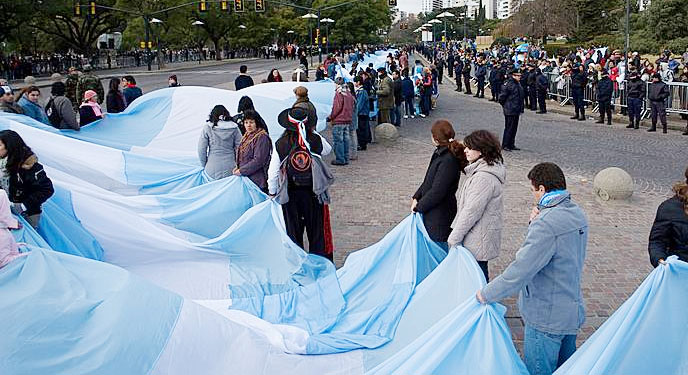 La Bandera Del Bicentenario De Mil Metros Recorrer Las Calles De