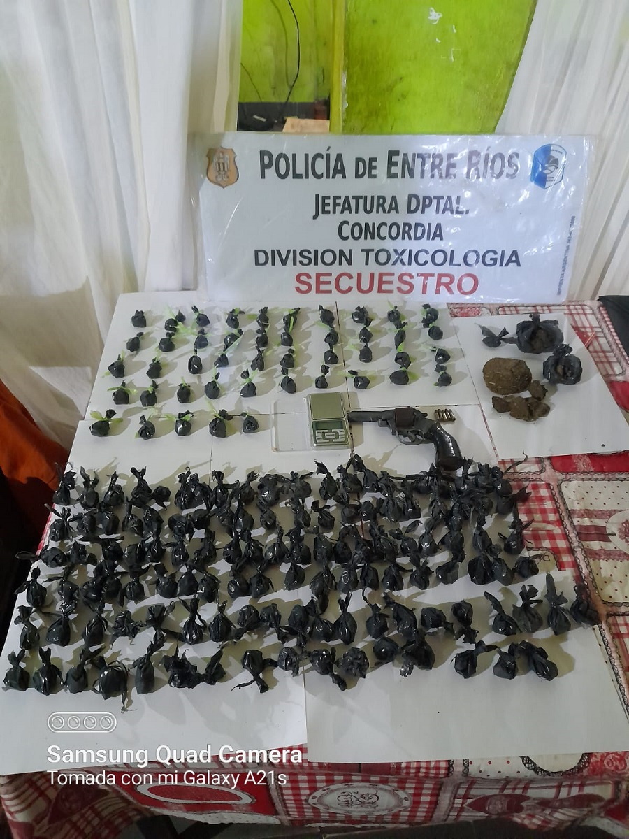 La Polic A Incaut Droga Secuestr Un Arma De Fuego Y Detuvo A Tres