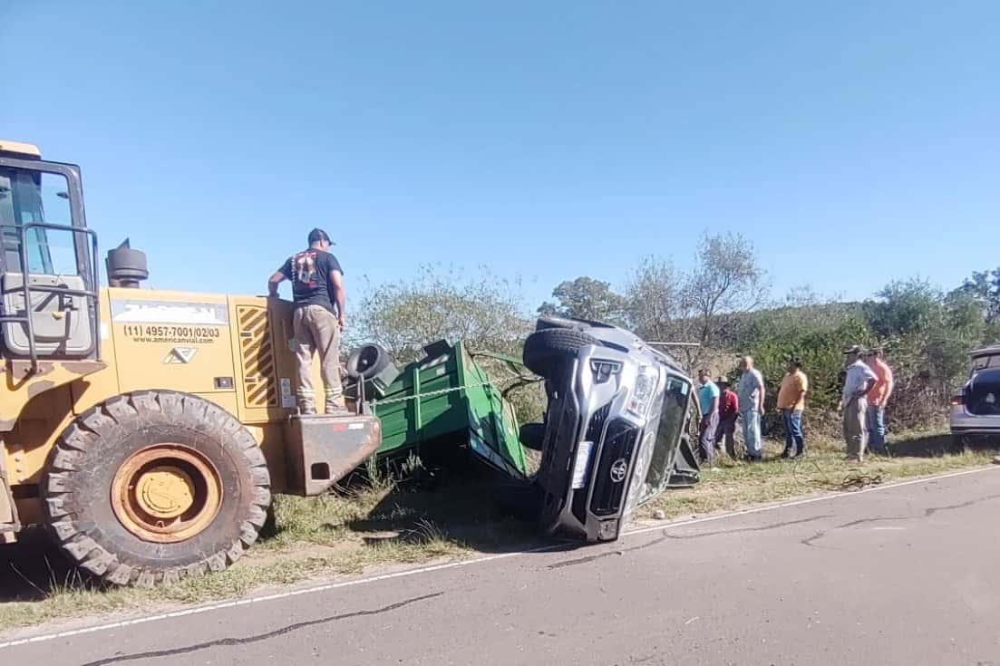 Una camioneta volcó tras el desequilibrio de tráiler con animales
