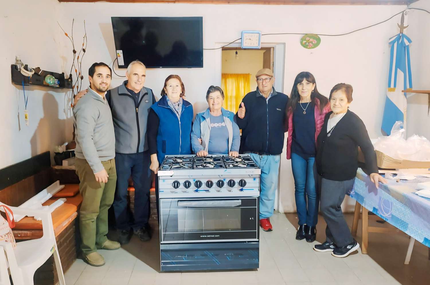 Se entregó una cocina industrial al centro de jubilados de Villa Zorraquín