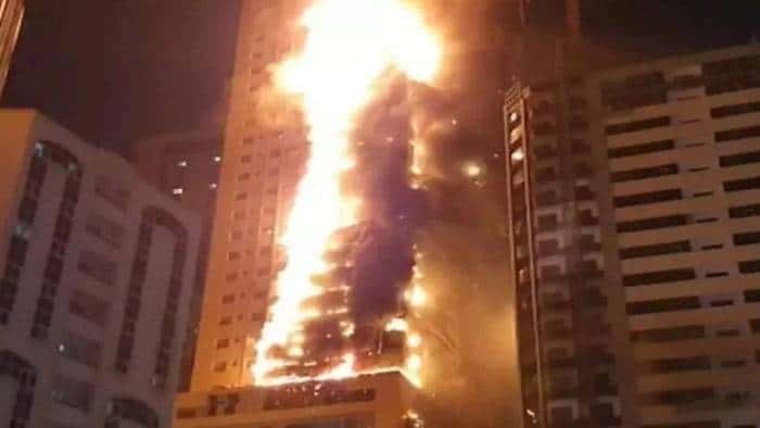 Impresionante incendio en una torre de 48 pisos