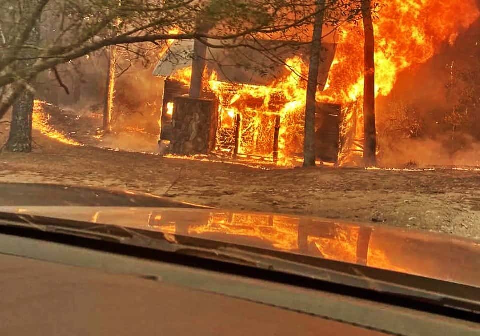 Más de 100 bomberos intentan salvar del fuego cabañas en Calamuchita