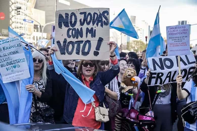 Manifestantes se congregan en el Obelisco y Plaza de Mayo en apoyo a Javier Milei