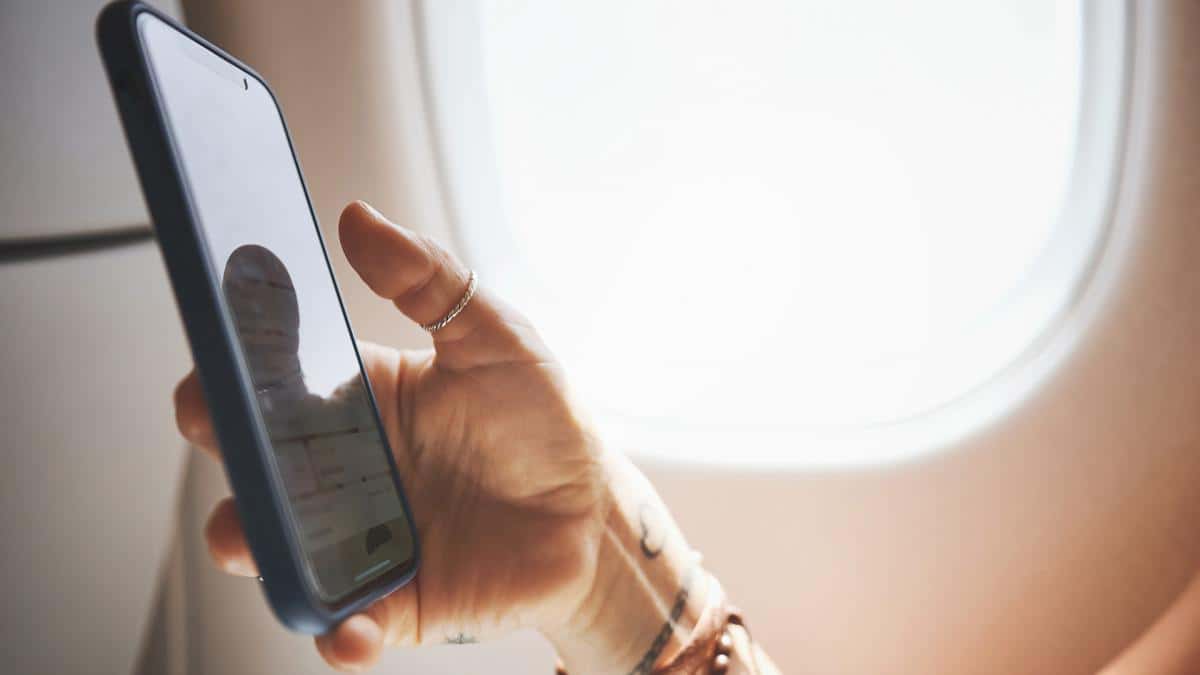 Aerolíneas Argentinas firmó un convenio para ofrecer wifi a bordo