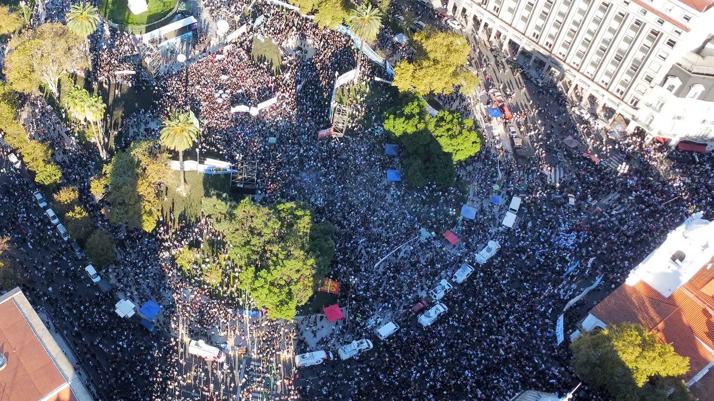 Una multitud colmó la Plaza de Mayo y alrededores y criticó el recorte presupuestario a las universidades