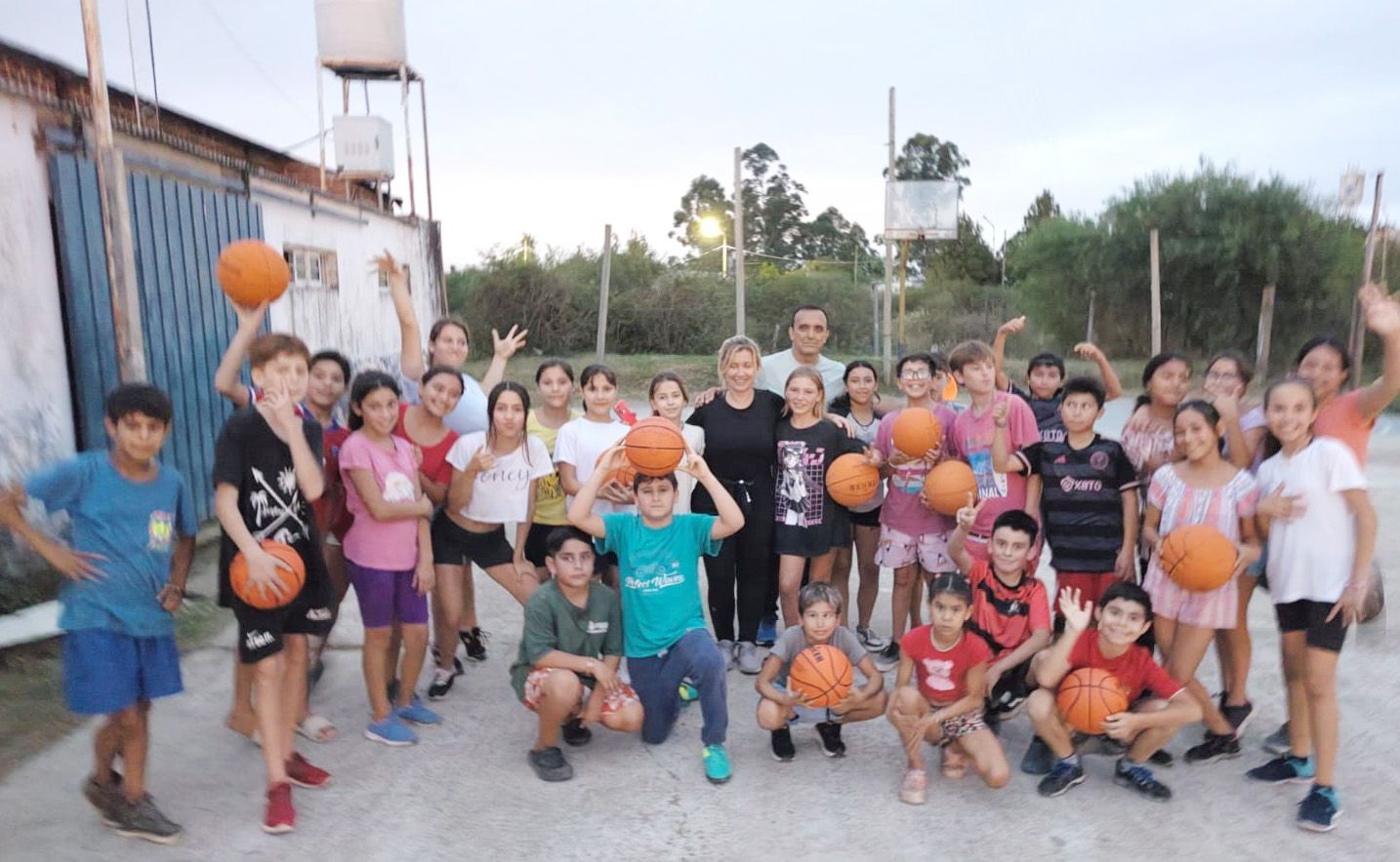Programa de promoción deportiva: clases gratuitas de básquet en Benito Legerén