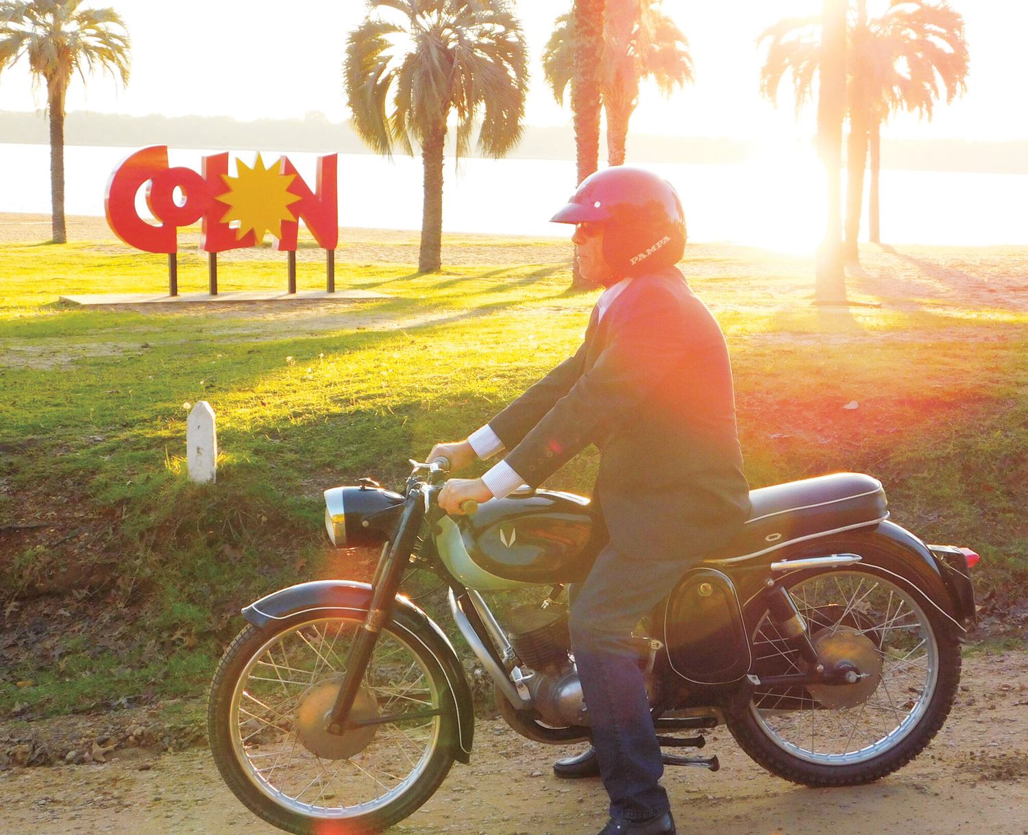 Motociclístico vintage en la ciudad de Colón