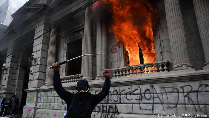 Manifestantes incendian sede del Congreso de Guatemala y reclaman la renuncia del presidente