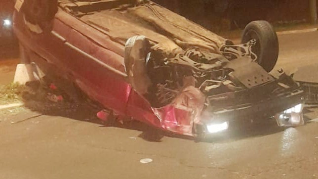 El conductor de un automóvil resultó lesionado tras chocar contra una ...