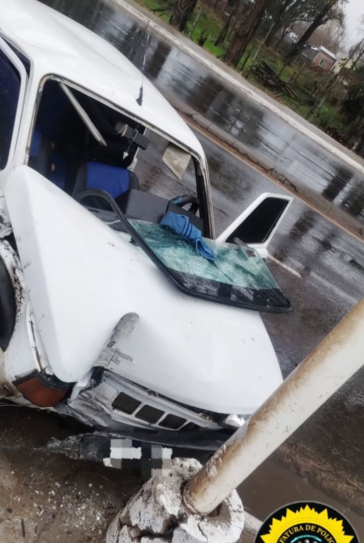 Perdió el control del auto y chocó contra un poste de alumbrado público - 2