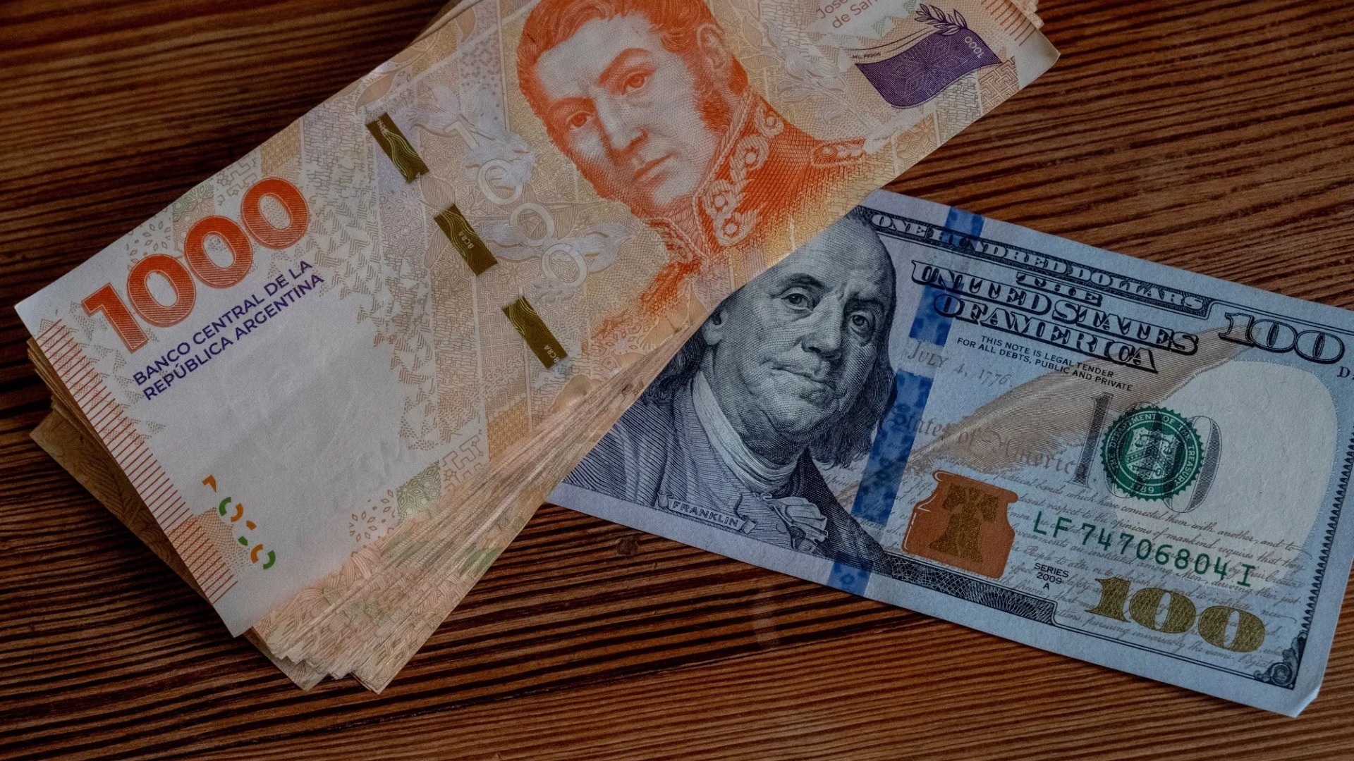 Arrancó el nuevo régimen cambiario y el dólar oficial tuvo el mayor salto del último mes
