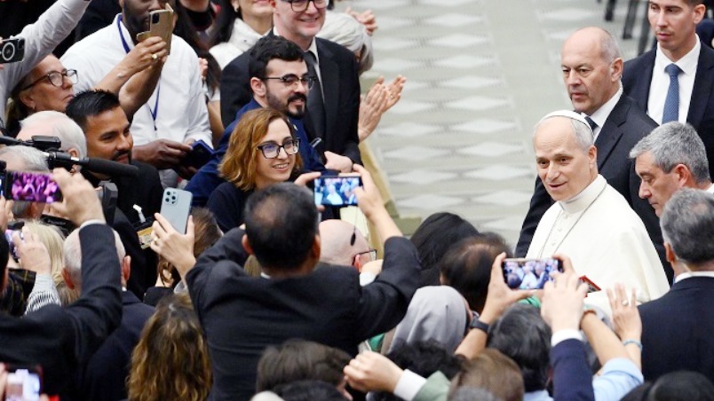 El Papa pide a los Medios proteger los rostros y las voces humanas