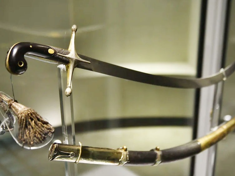 Renunció la directora del Museo Histórico Nacional por el traslado del sable corvo de San Martín