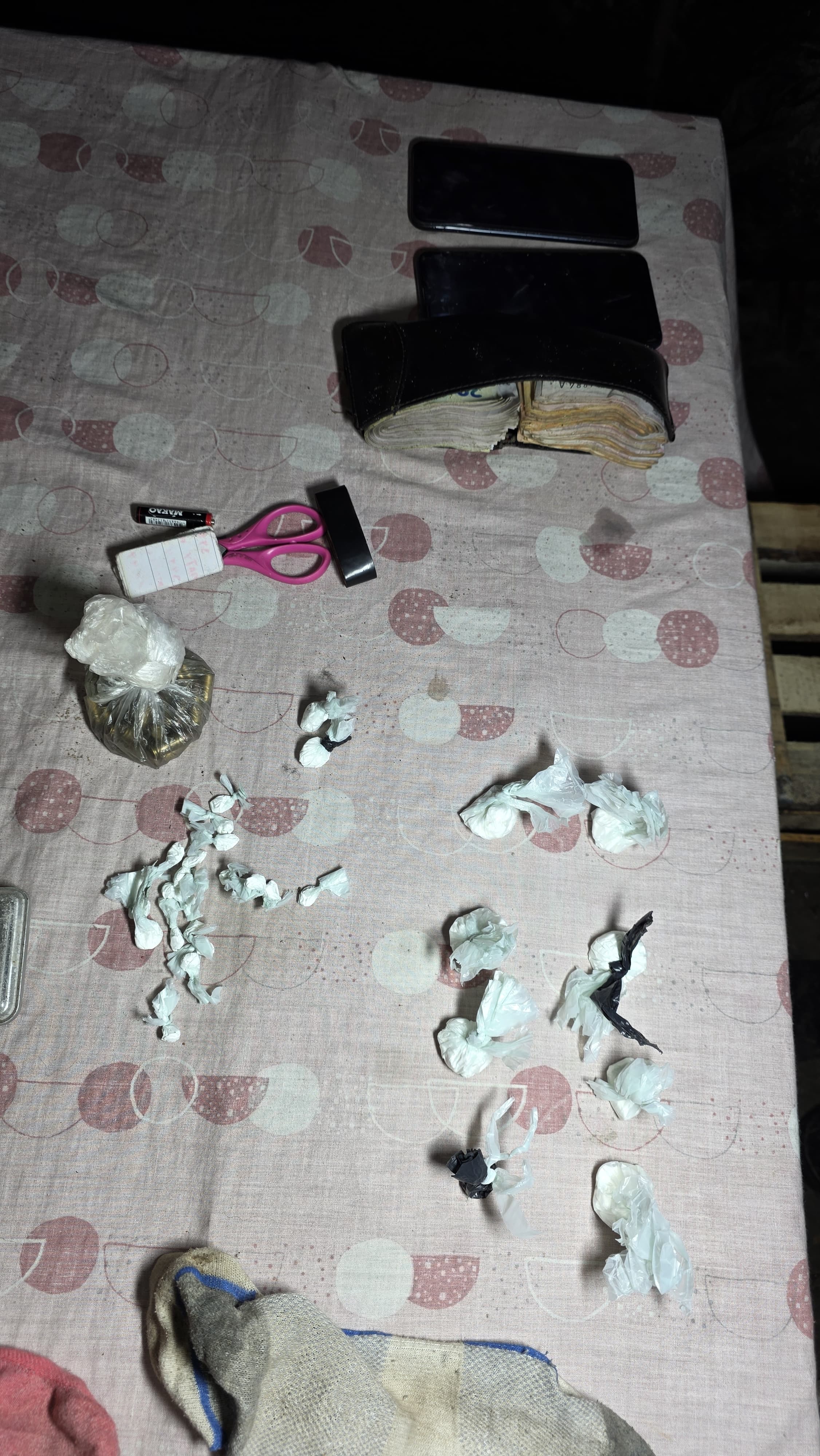 Detienen a un joven con drogas, municiones y pedido de captura internacional - 1