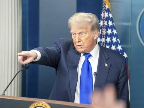 Trump anunció que romperá todo el comercio con España, como represalia a la negativa de Sánchez