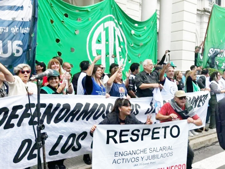 Multitudinaria movilización en defensa de la caja de jubilaciones