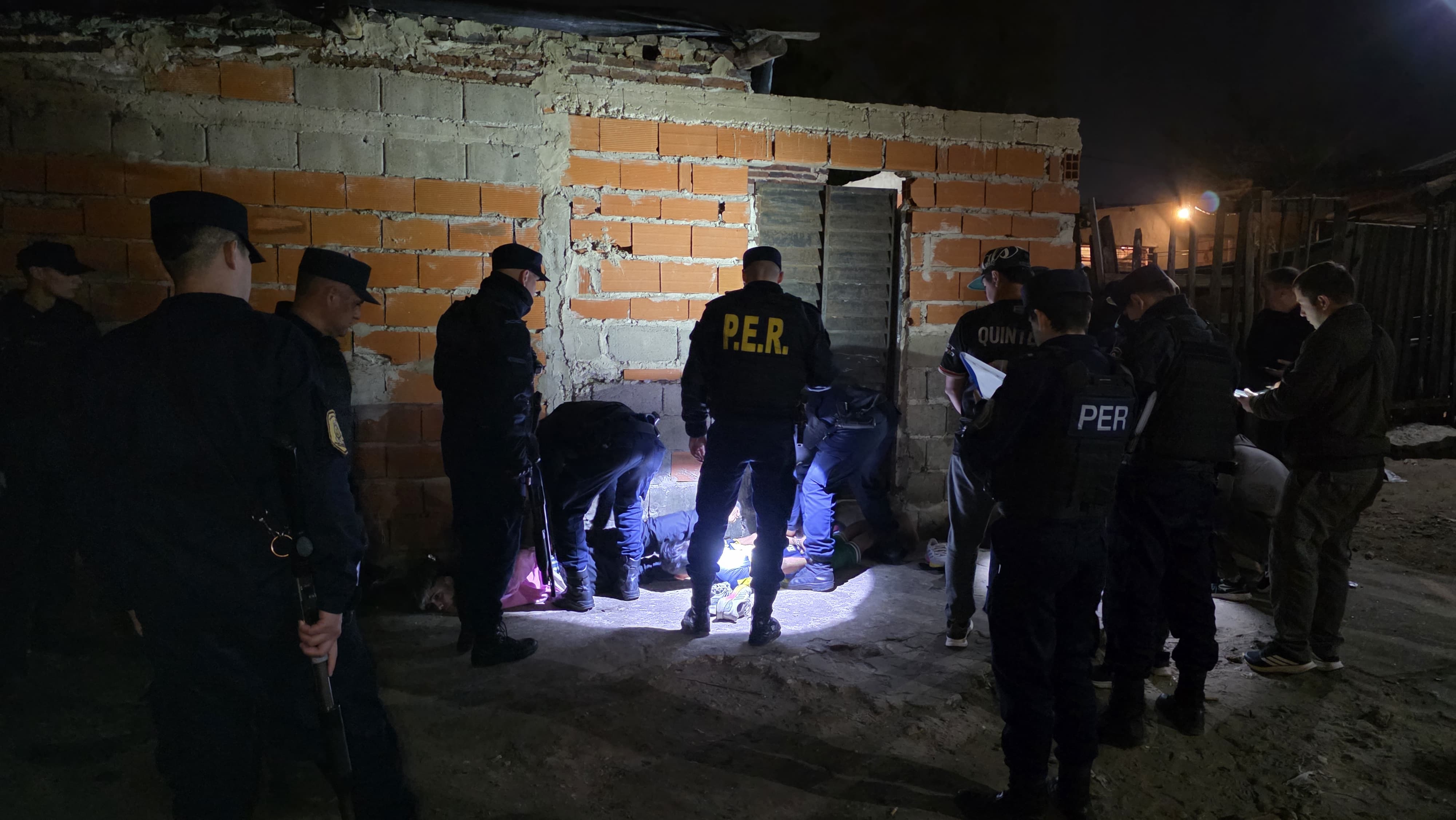 Allanamientos por un enfrentamiento armado terminaron con cinco detenidos y secuestro de drogas - 1