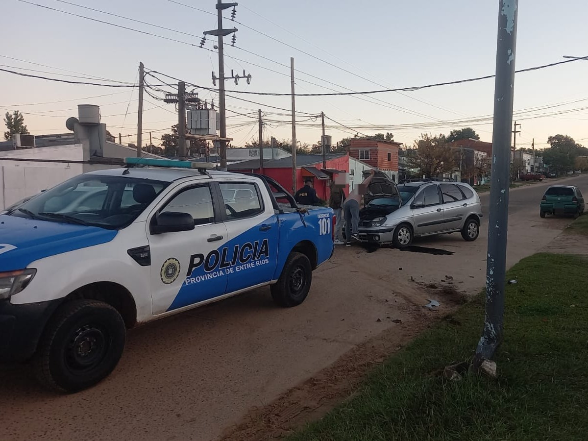 Automóvil chocó contra un poste tras intentar esquivar un montículo de tierra