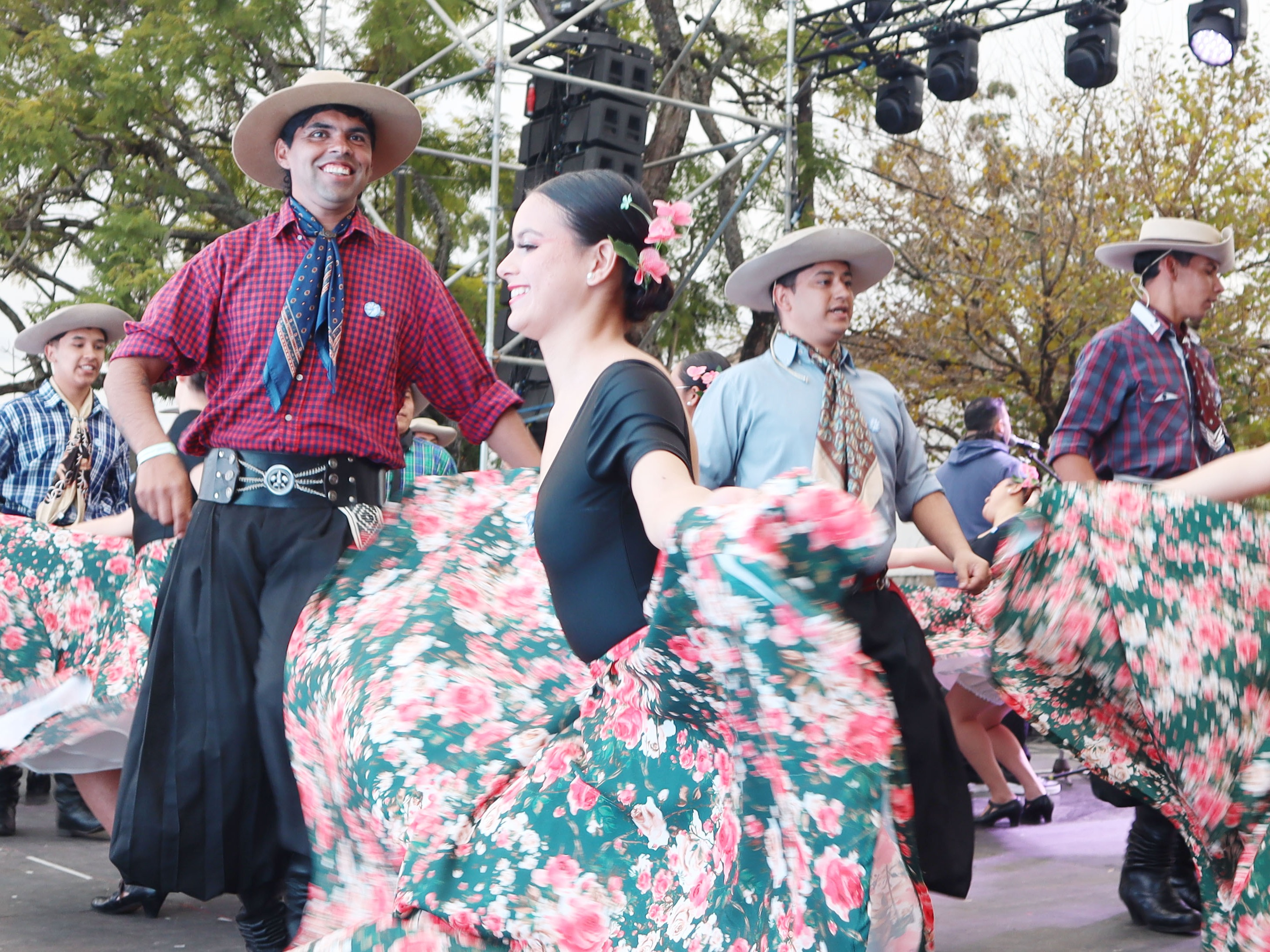 Raíces de Mayo: Identidad que Nos Une