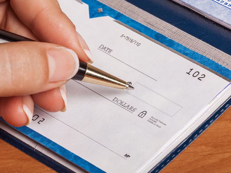 Se redujo la cantidad de cheques rechazados, aunque se mantienen 60% por encima de 2025