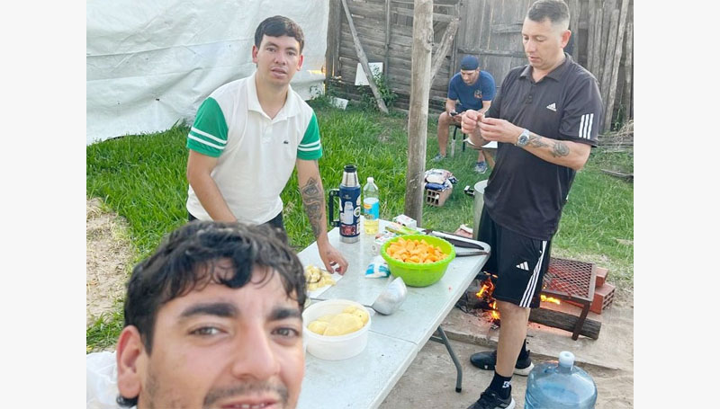 Enzo y Santiago, los jóvenes que cocinan para quienes más lo necesitan.