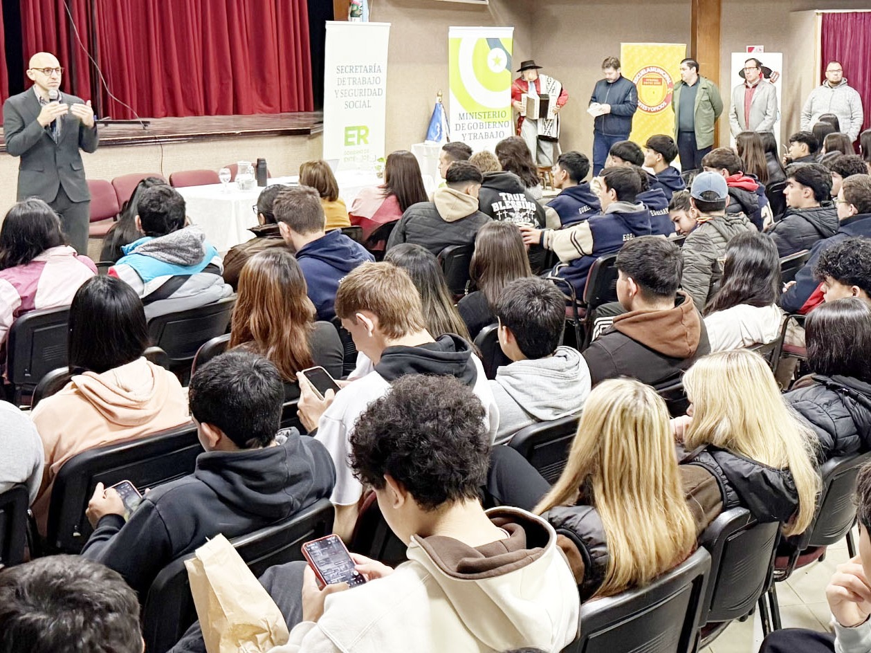 Un centenar de jóvenes de Federal se formaron en derechos laborales y herramientas para su primer empleo