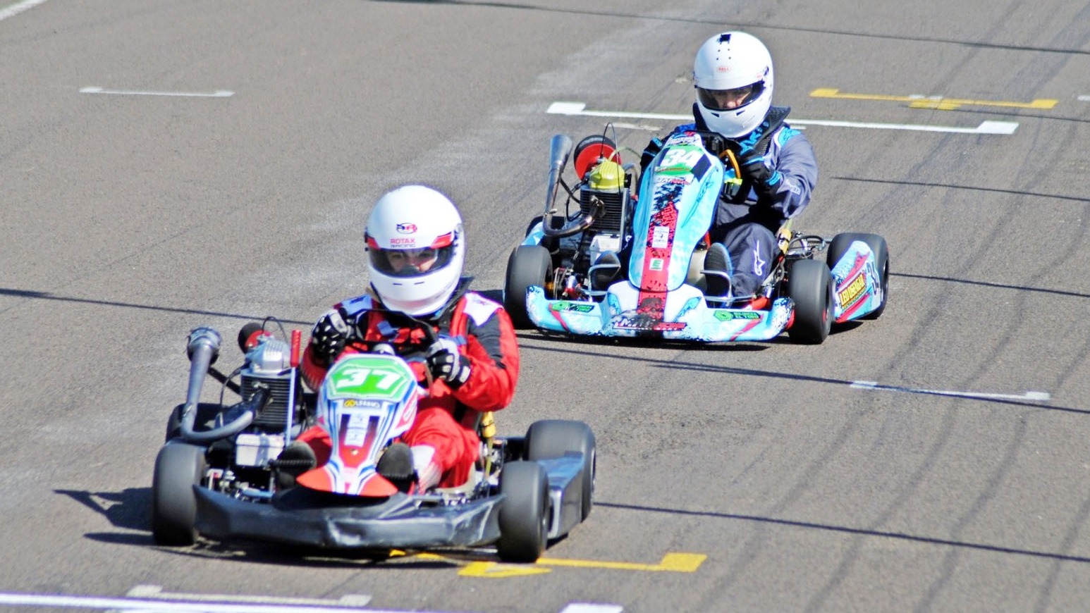 Exhibición de los karts del Karting Regional en la costanera de Concordia