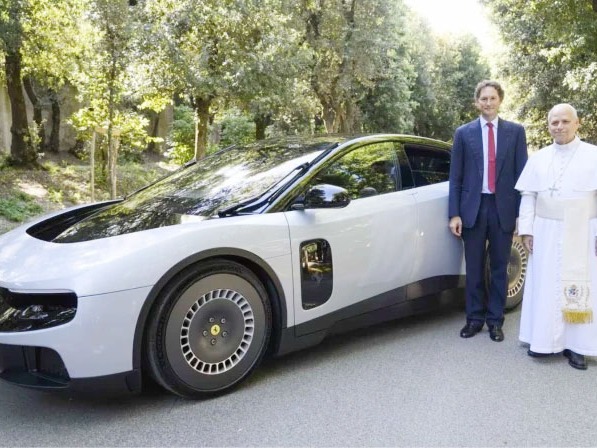 León XIV recibe como obsequio el volante del Ferrari Luce, el primer automóvil 100% eléctrico de la marca italiana