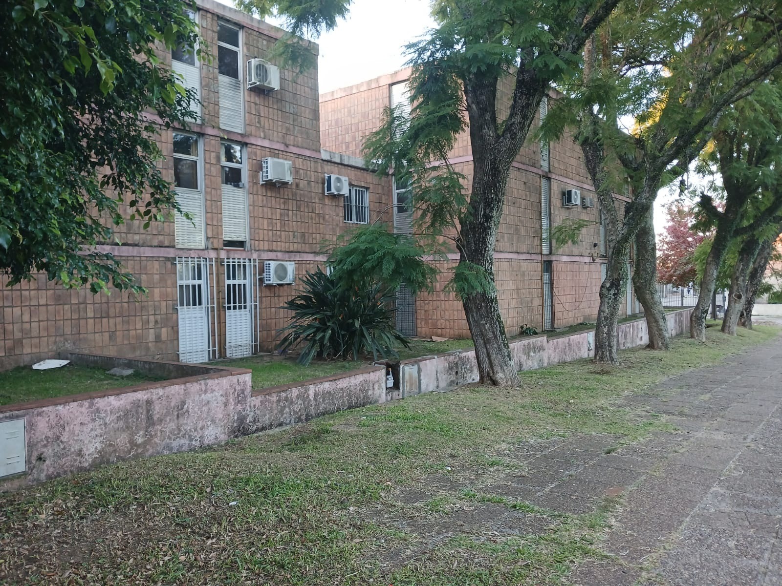 Vecinos de los edificios frente a la plaza Zorraquín denuncian una seguidilla de robos de medidores de gas