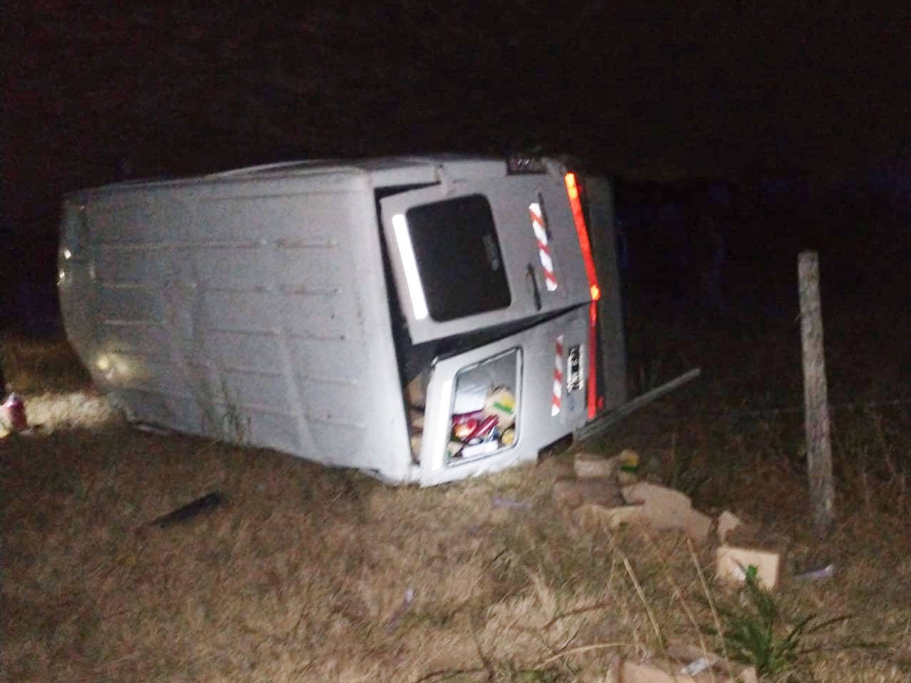 Un utilitario volcó sobre la Ruta 18 y su conductor fue hospitalizado