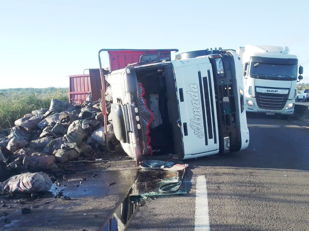 Colonia Yeruá: vuelco de un camión sobre la Ruta Nacional 14