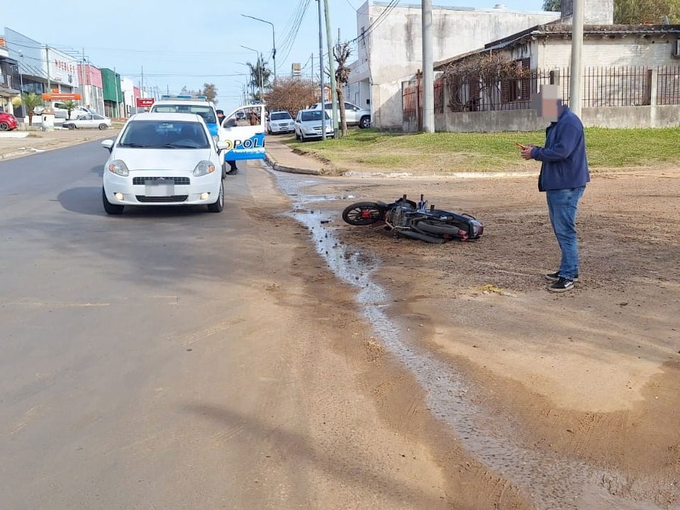Una motociclista resultó herida tras chocar contra un automovil