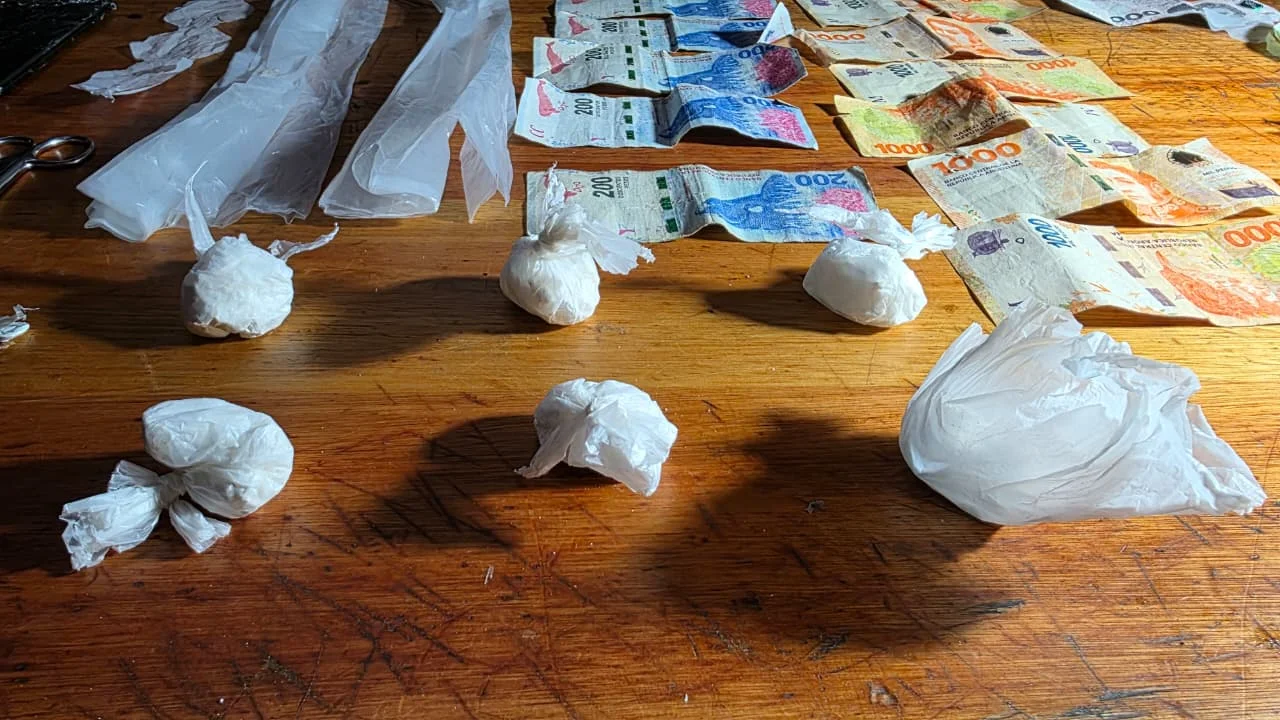 Allanamientos positivos en Villa Busti: secuestran cocaína para armar mil dosis y detienen a dos hombres - 1