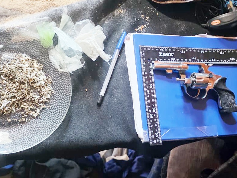 Allanamiento: secuestran un arma de fuego, droga y municiones de uso de guerra