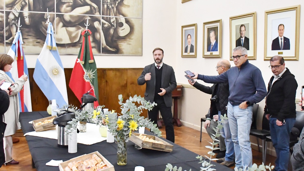 Azcué destacó el valor de la prensa, defendió su gestión y confirmó que irá por la reelección