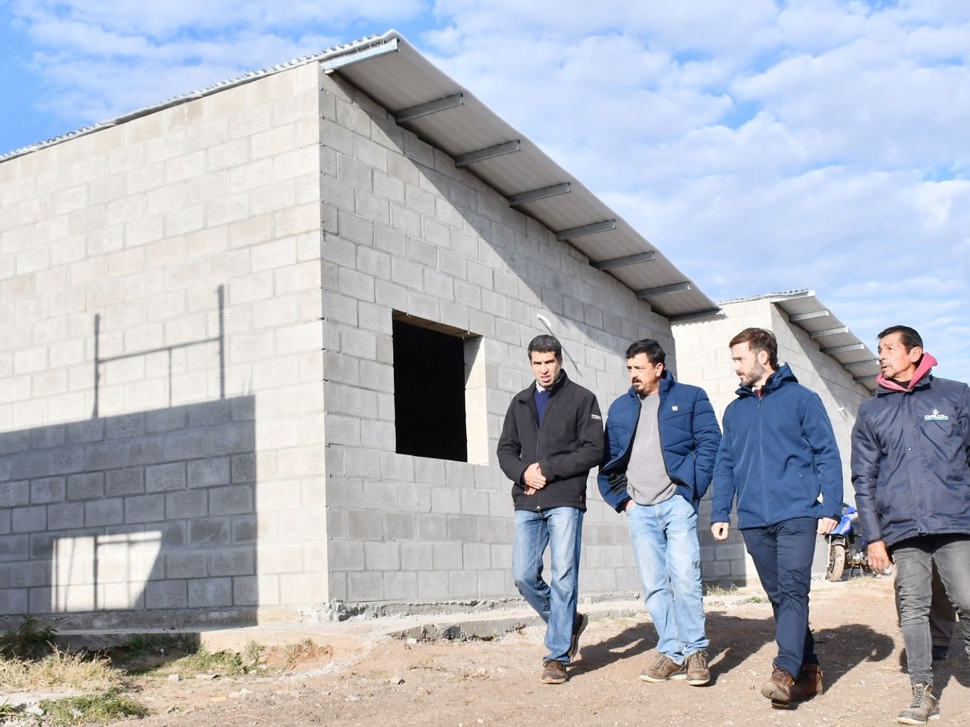 Azcué recorrió las viviendas del barrio Agua Patito que serán destinadas a familias que viven en zonas inundables
