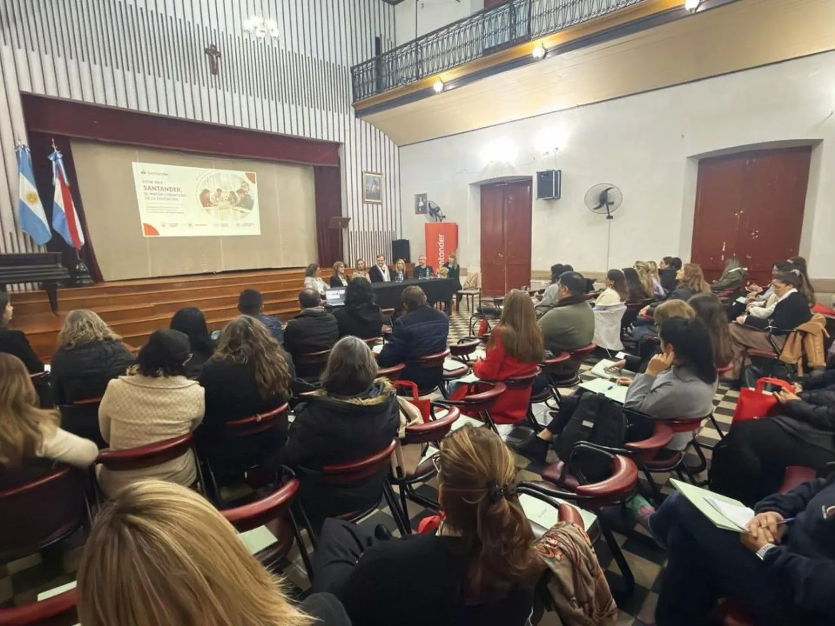 Cien directivos cursarán una formación universitaria becada a partir de una alianza estratégica