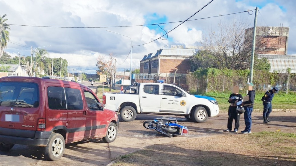 Una motociclista fue hospitalizada tras chocar contra un utilitario