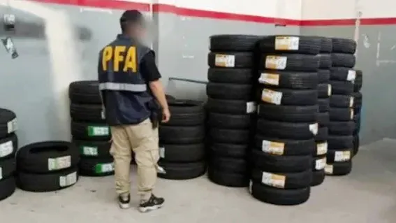 Contrabando de neumáticos: imputaron a un exjefe policial y a un expiloto de TC Pista