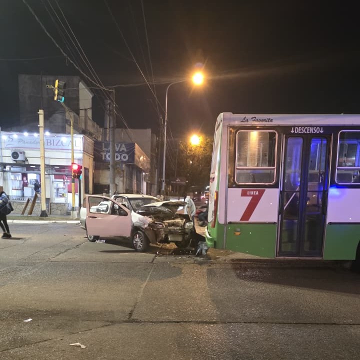 Dos personas lesionadas tras un choque entre un colectivo y una camioneta