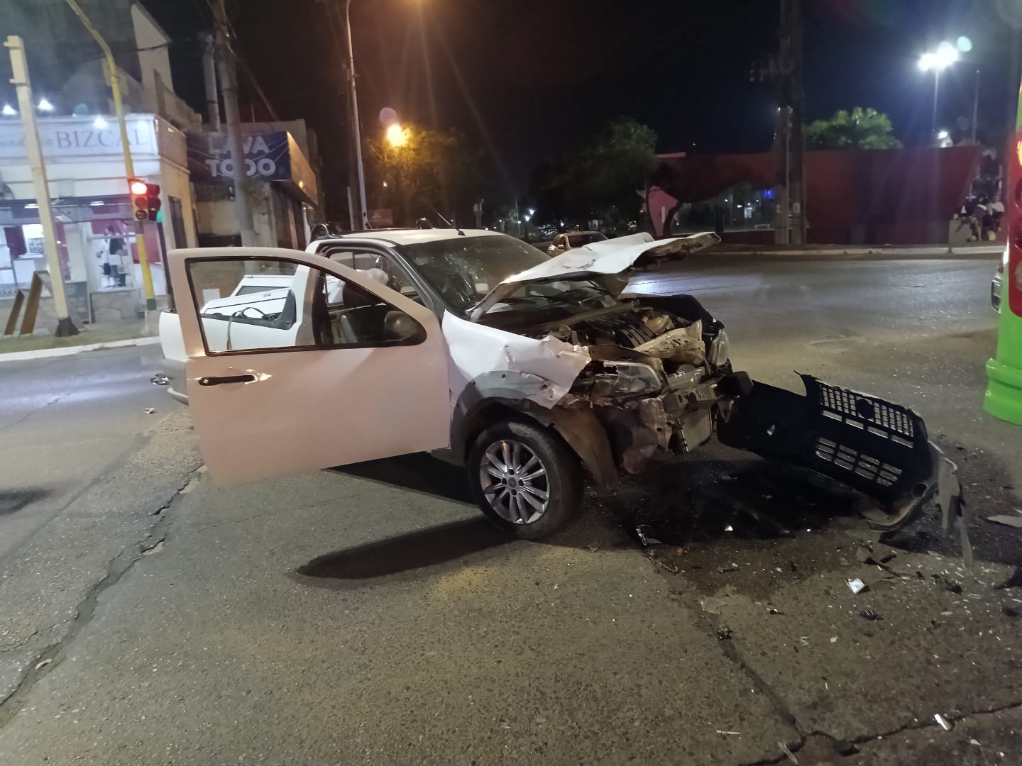 Dos personas lesionadas tras un choque entre un colectivo y una camioneta - 2