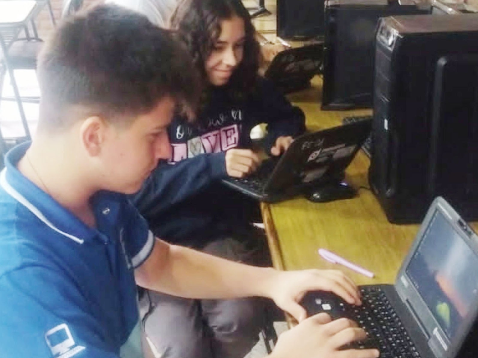 Estudiantes de una escuela técnica refaccionan computadoras para escuelas primarias