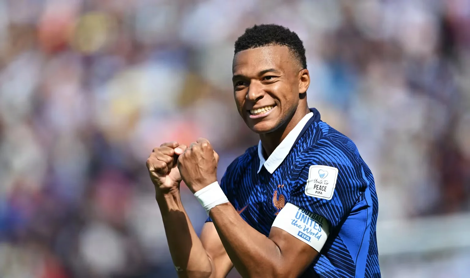 Francia arrancó con una victoria y Mbappé hizo historia - 2