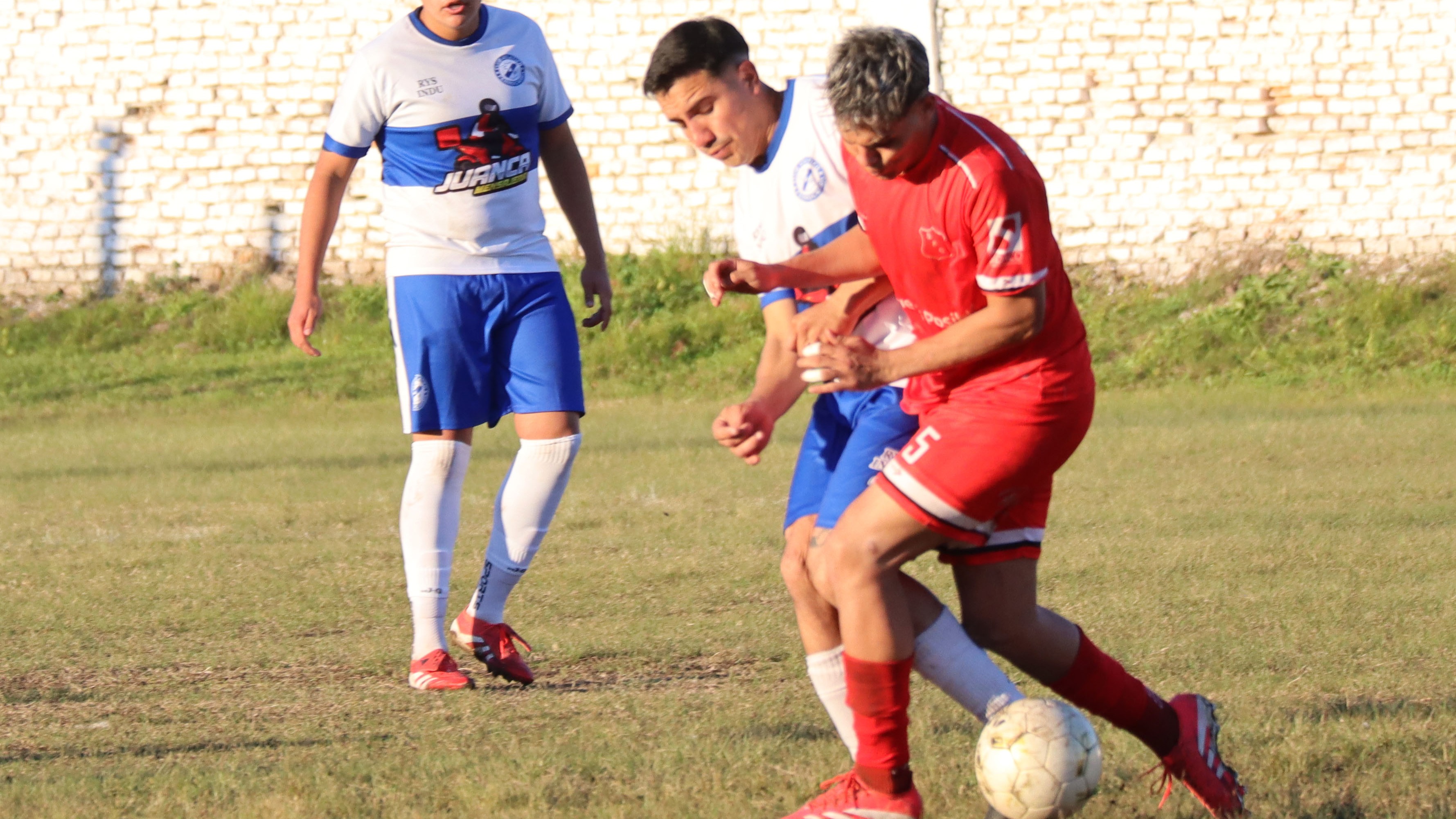 En el Interzonal de la Primera B del fútbol local cayeron Estudiantes y Victoria y empató Ferro