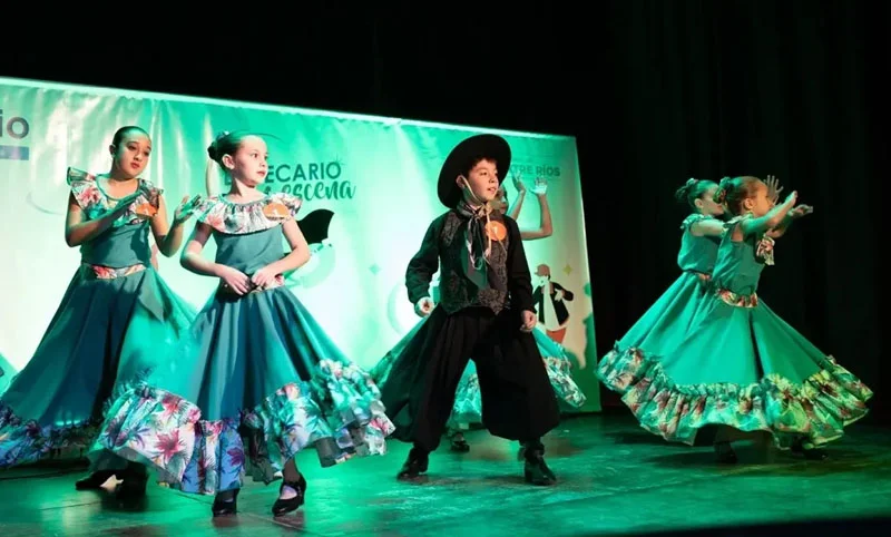 Convocatoria a jóvenes talentos para participar de El Becario en Escena 2026