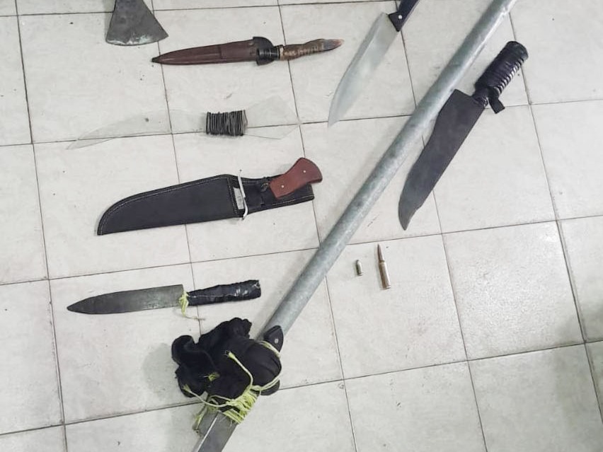 Allanamiento por amenazas: secuestraron una cuchilla y municiones