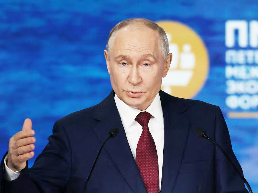 En el foro más importante de Rusia, Putin admitió el retroceso de la economía y ensayó una tibia defensa