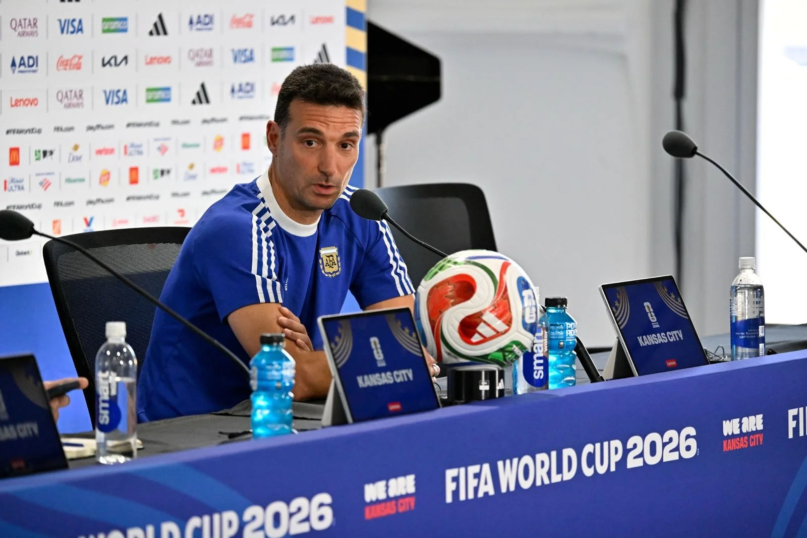 Scaloni confirmó que el Dibu Martínez y Julián Álvarez están disponibles para el debut