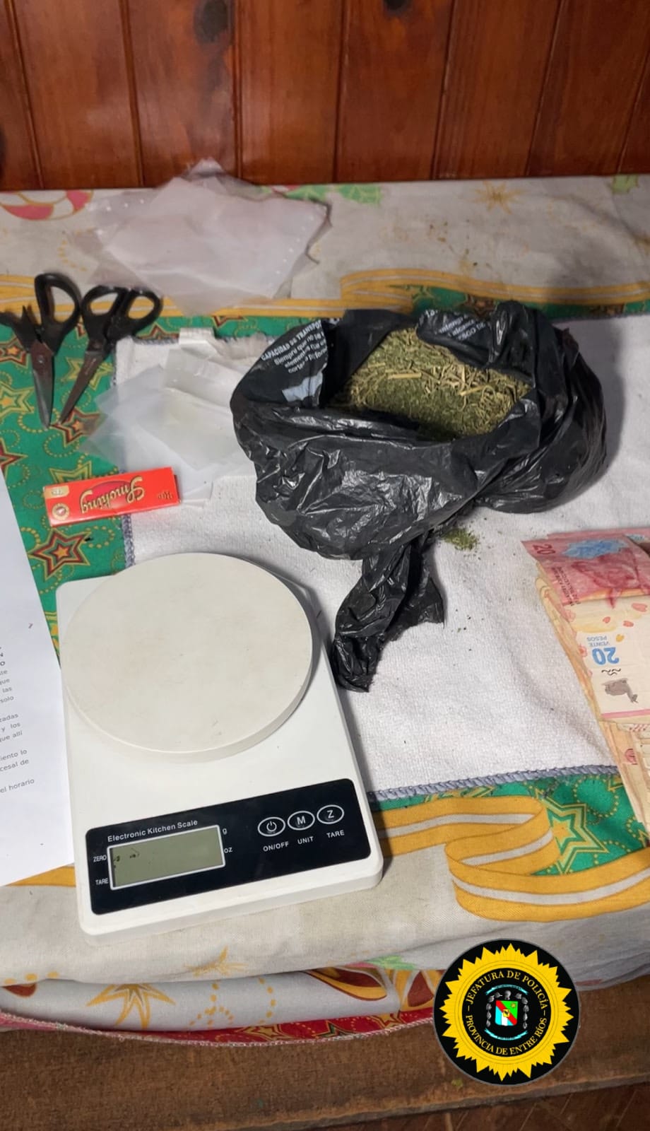 Secuestran marihuana y detienen a un hombre durante un allanamiento por amenazas entre vecinos - 2